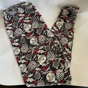 LuLaRoe Classy Christmas leggings!